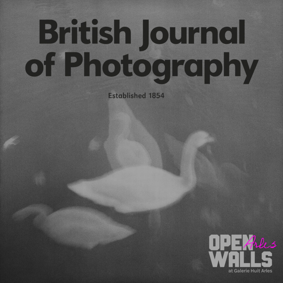 Cartaz OpenWalls Arles do British Journal of Photography com fotografia de cisnes em preto e branco da série Sentimental Journey, de Emilia Brandão Carneiro