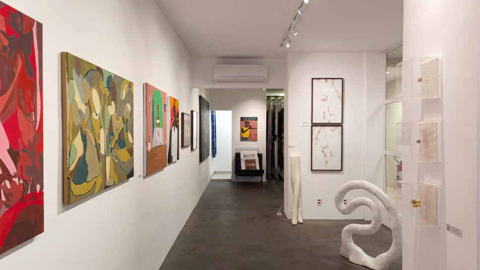 Dos fotografías florales de When Winter Met Spring, de Emilia Brandão Carneiro, en Galeria MITS, São Paulo, junto a pinturas y esculturas