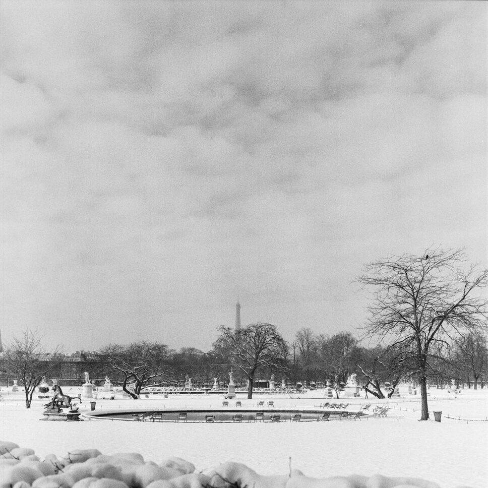 Tullerías vacías y nevadas con la Torre Eiffel al fondo, París, fotografía en película en blanco y negro de formato medio.
