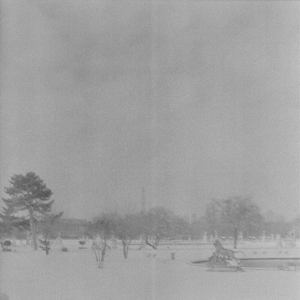 Tullerías en la bruma nevada con la Torre Eiffel casi borrada, fotografía en película en blanco y negro de formato medio.