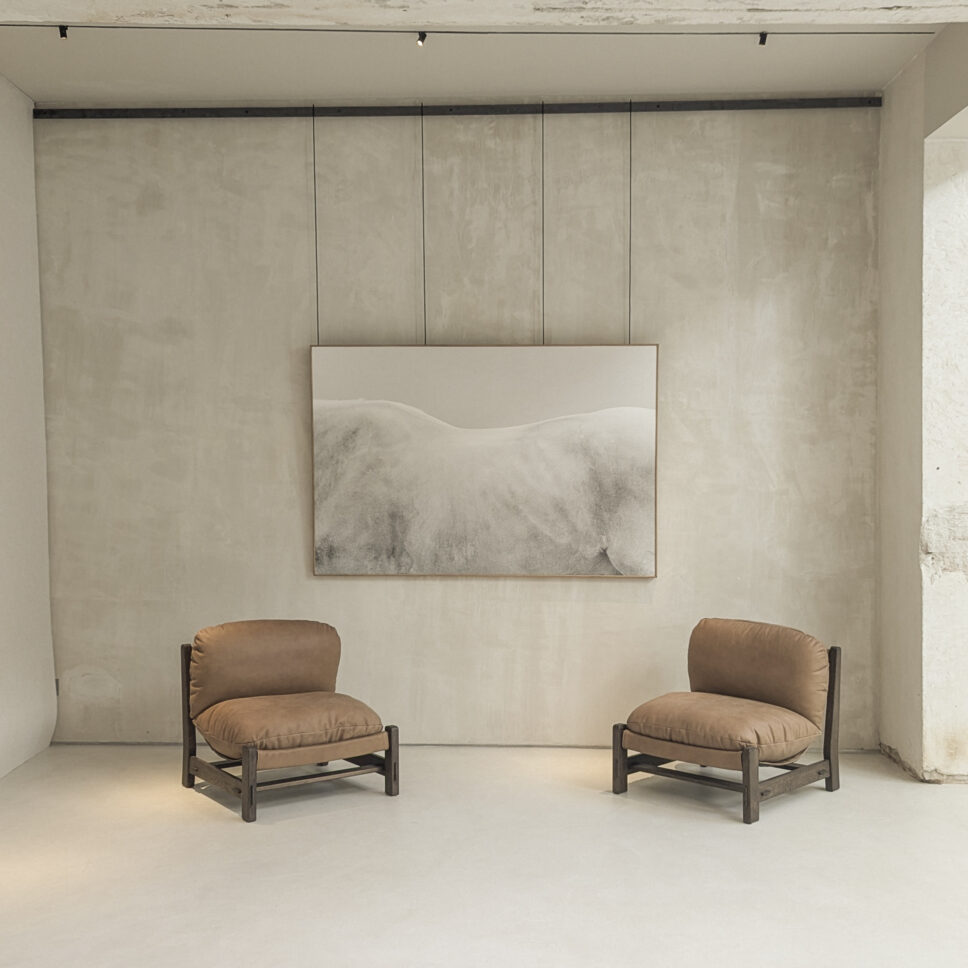 White horse photograph from BERNI by Emilia Brandão Carneiro, displayed above two armchairs at Lorna de Santos’s studio in Madrid