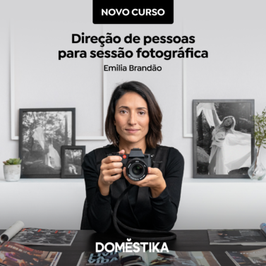 Emilia Brandão com uma câmera Leica no curso online Direção de pessoas para sessão fotográfica, da Domestika.