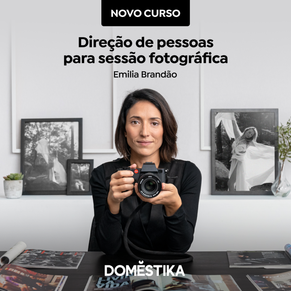Emilia Brandão com uma câmera Leica no curso online Direção de pessoas para sessão fotográfica, da Domestika.
