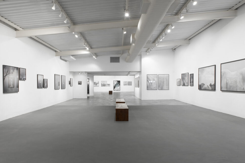 Vista da exposição Acervo Migratório, com fotografias de Emilia Brandão Carneiro na Galeria Caribé, em São Paulo.