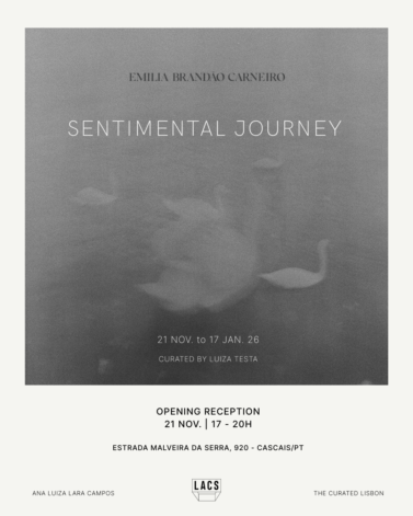 Exposição Sentimental Journey de Emilia Brandão Carneiro no LACS Cascais: fotografias a preto e branco numa parede cinzenta