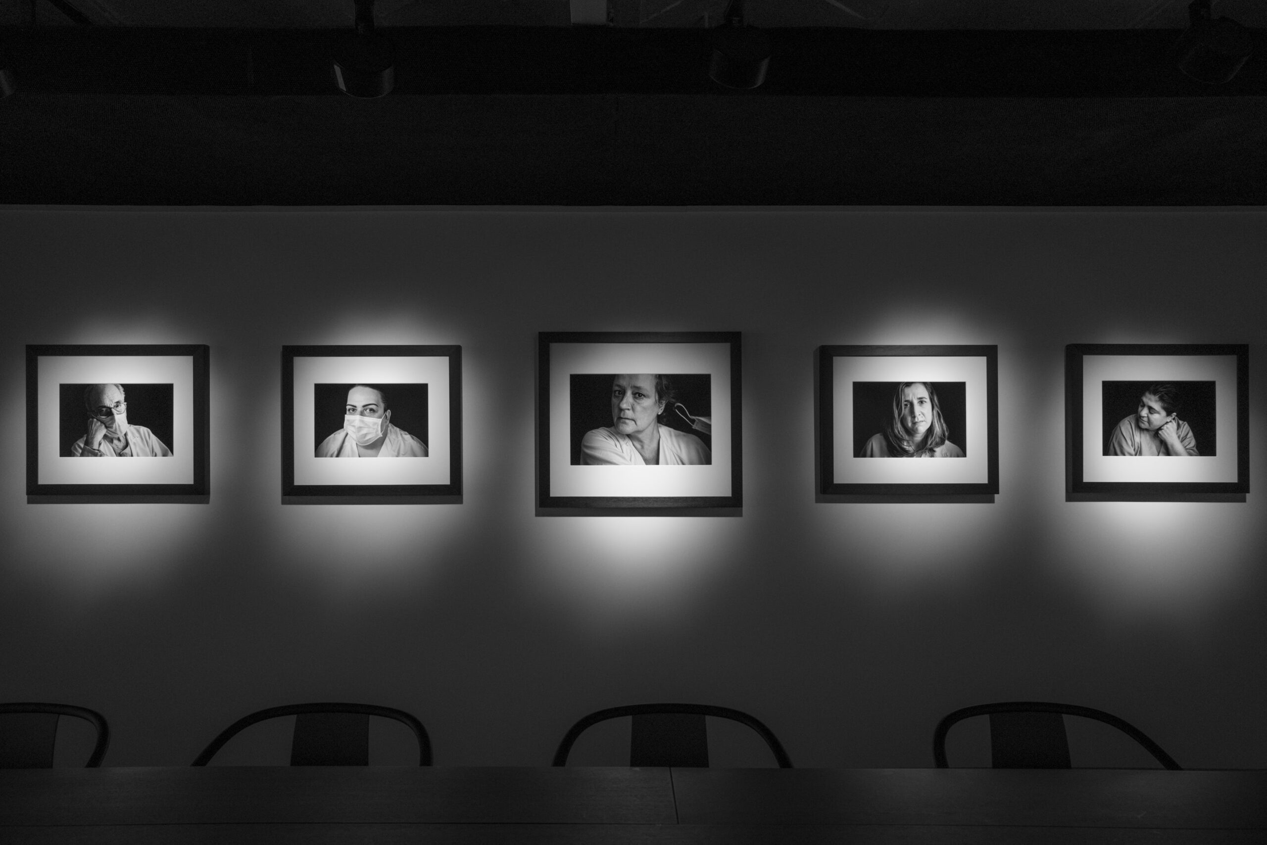 retratos em preto e branco de profissionais de saúde na exposição El Tiempo de Cura de Emilia Brandão Carneiro, na Leica Gallery Madrid.