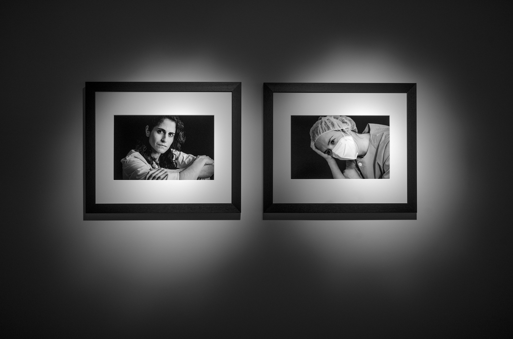 retratos em preto e branco de profissionais de saúde na exposição El Tiempo de Cura de Emilia Brandão Carneiro, na Leica Gallery Madrid.