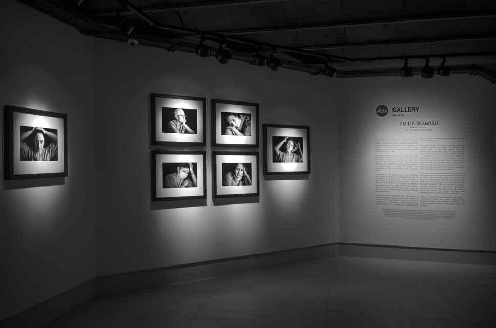 retratos en blanco y negro de profesionales sanitarios en la exposición El Tiempo de Cura de Emilia Brandão Carneiro, en Leica Gallery Madrid