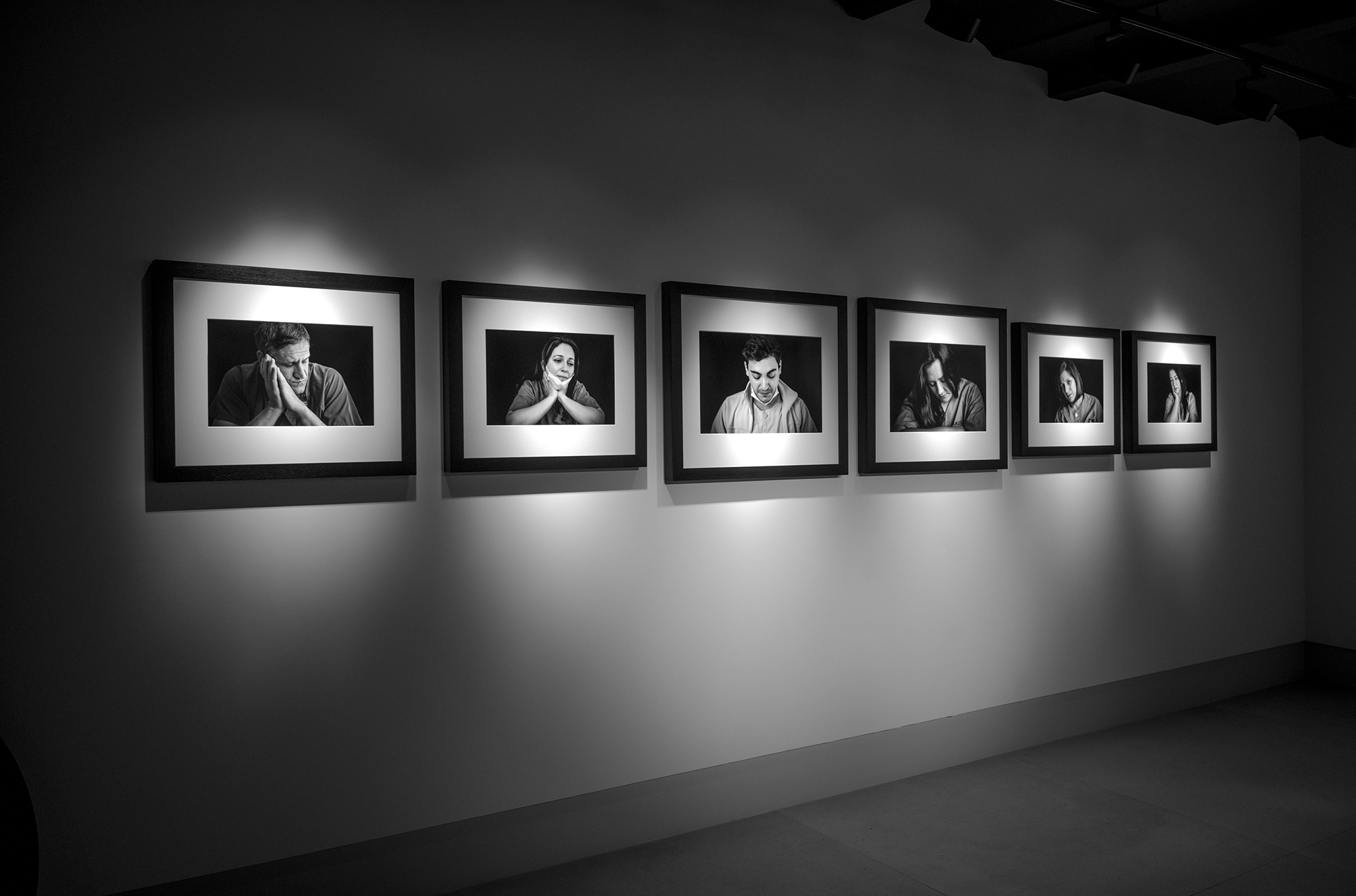 retratos em preto e branco de profissionais de saúde na exposição El Tiempo de Cura de Emilia Brandão Carneiro, na Leica Gallery Madrid.