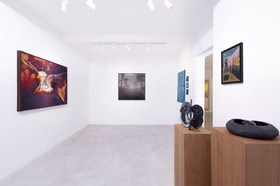 Exposição coletiva no Ateliê Casa Um, São Paulo, com pinturas, esculturas e Study of the Sun I, fotografia analógica de Emilia Brandão Carneiro