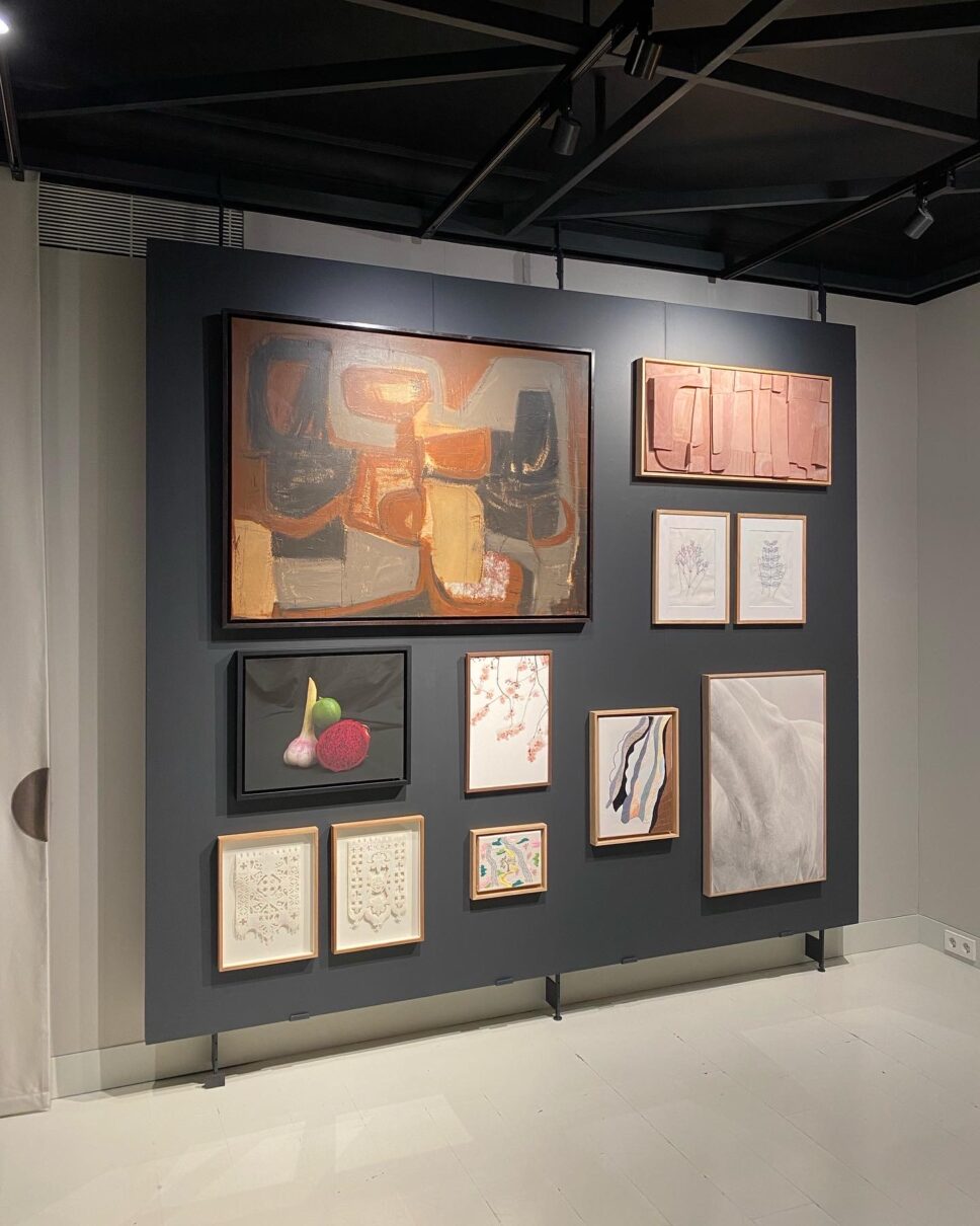 Panel de Catalogue en F&deO, Madrid, con fotografías de When Winter Met Spring y BERNI, de Emilia Brandão Carneiro, junto a otras obras