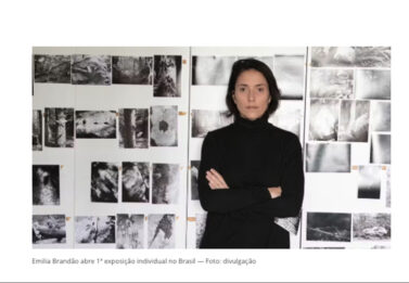 Emilia Brandão Carneiro en Marie Claire, ante fotografías en blanco y negro de la exposición Acervo Migratório