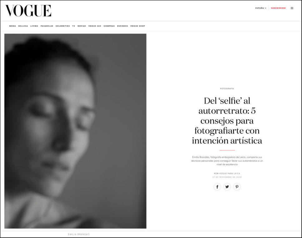 Vogue España con un autorretrato en blanco y negro de Emilia Brandão Carneiro, embajadora de Leica, en un artículo sobre autorretrato