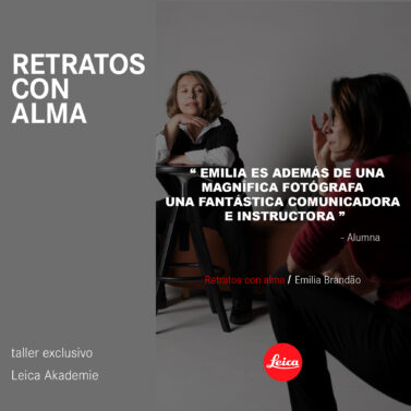 Emilia Brandão, con jersey rojo, enseña a una alumna en el estudio en el taller Retratos con alma de Leica Akademie.