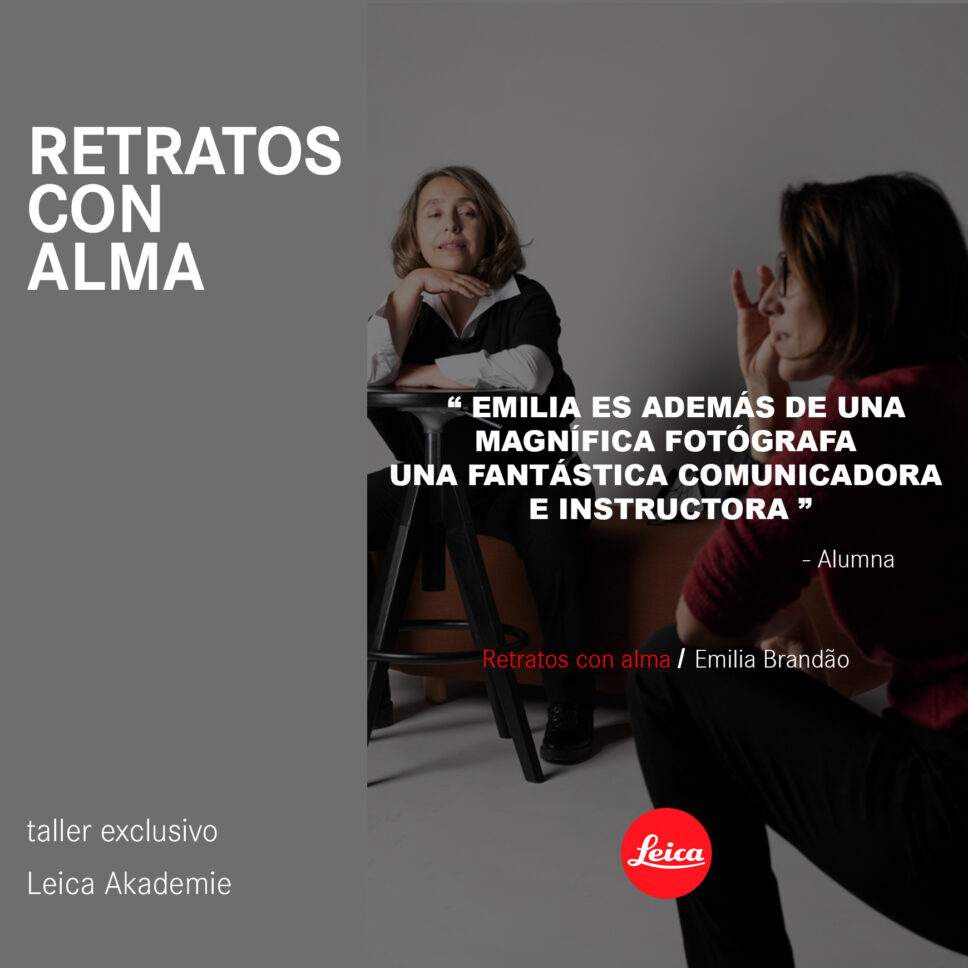 Emilia Brandão, de blusa vermelha, dá aula a uma aluna em estúdio no workshop Retratos con alma da Leica Akademie.