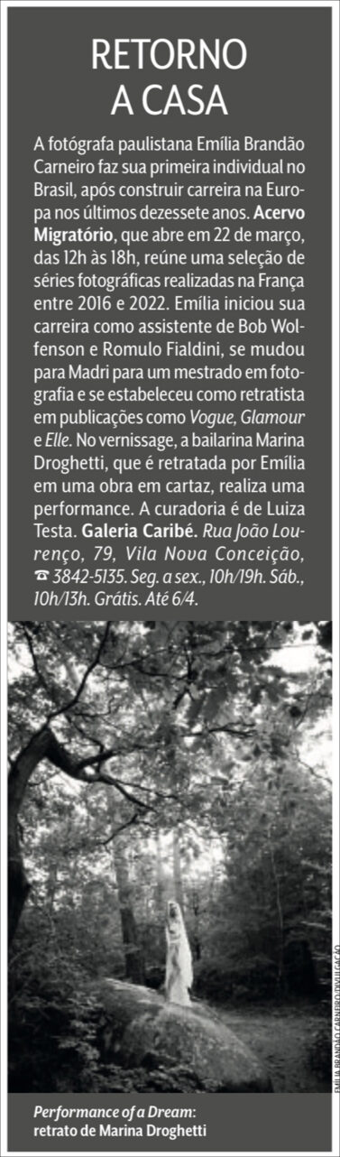 Artículo de Veja São Paulo sobre la exposición Acervo Migratório de Emilia Brandão Carneiro, con foto de Performance of a Dream