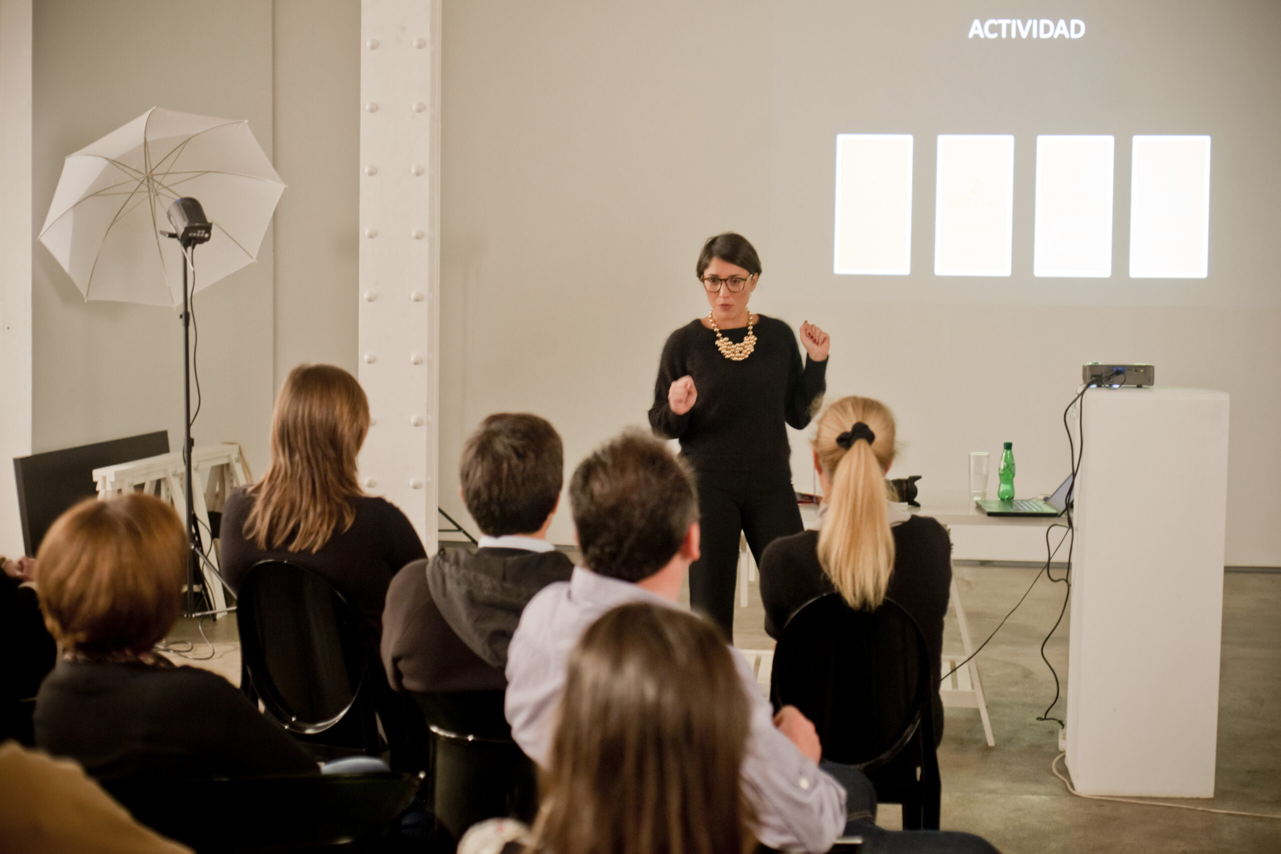 Presentation to participants at a Tetra Pak team-building activity in Madrid, with a wall projection and photographic lighting equipment.
