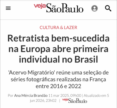 Artículo de Veja São Paulo sobre la exposición Acervo Migratório de Emilia Brandão Carneiro, con foto de Performance of a Dream