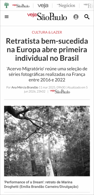 Matéria da Veja São Paulo sobre a exposição Acervo Migratório de Emilia Brandão, com foto da série Performance of a Dream